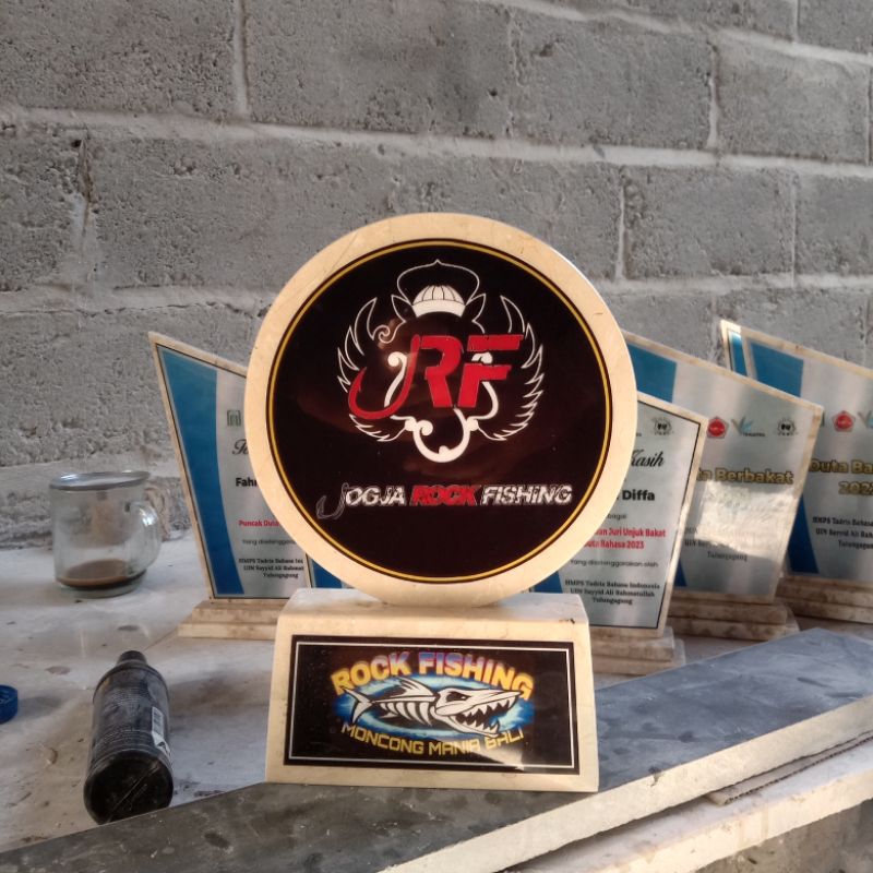 Vandel besar batu marmer putih