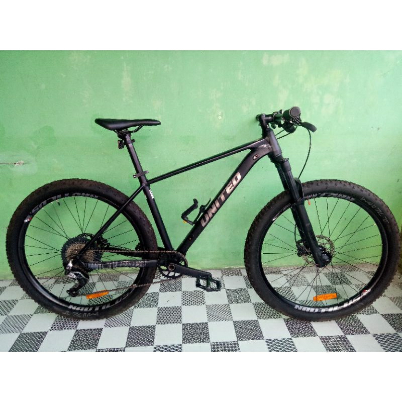 United Clovis 7 Fork Rockshox ( Second Likenew )