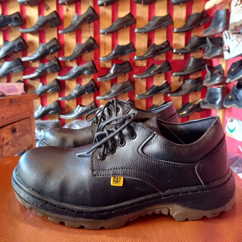 sepatu pria safety pendek ujung besi  kerja lapangan proyek