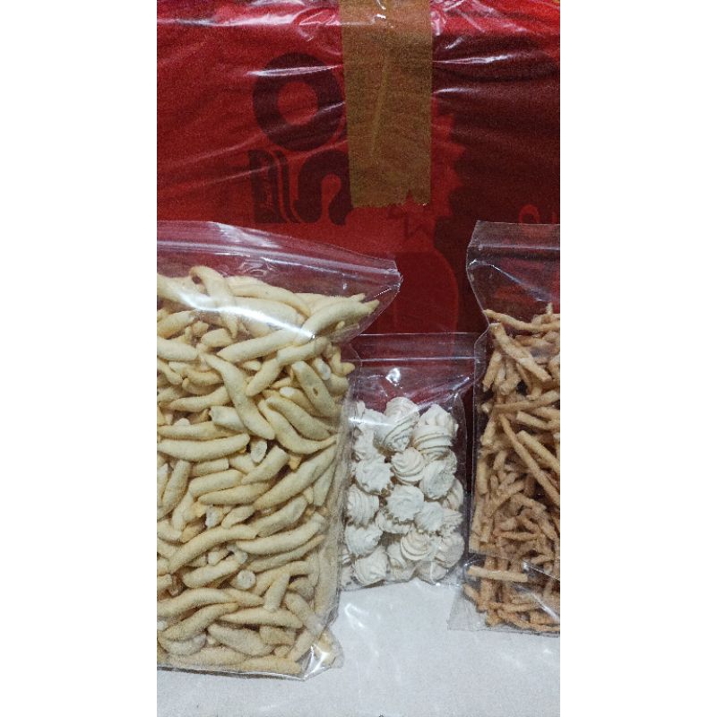 

telor gabus keju, kue sagu, stik keju