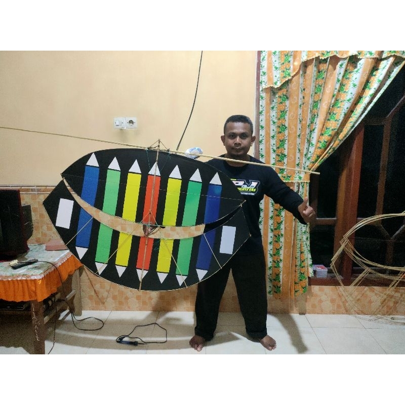Layangan Pegon ceper 1,2 meter motif pensil sudah tes terbang bonus sendaren dan dinamo layangan