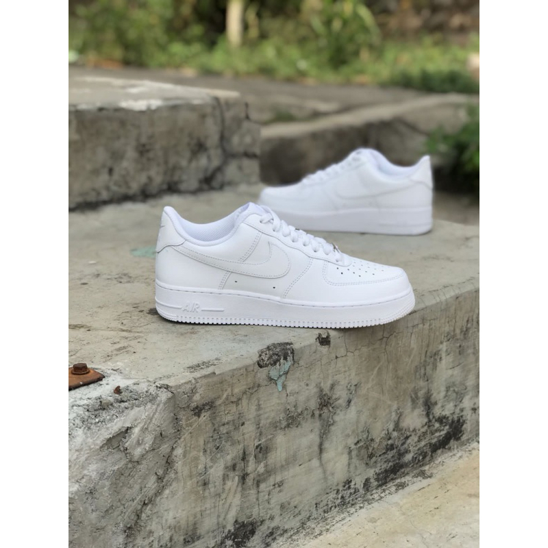 Sepatu Sneakers Pria Nike Air Force 1 Triple White Original