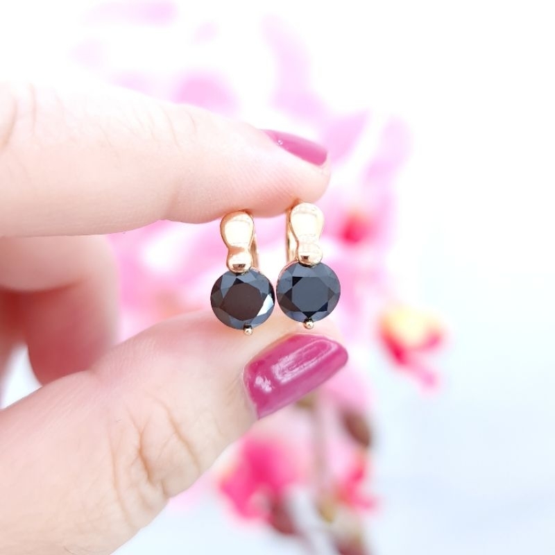 Anting Batu hitam