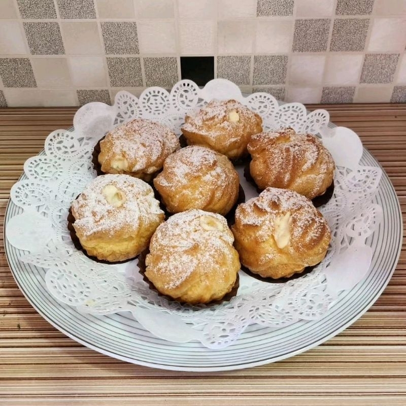 

12 Pcs Soes Vla Lumer Premium (Cream Puffs with Diplomat Cream)