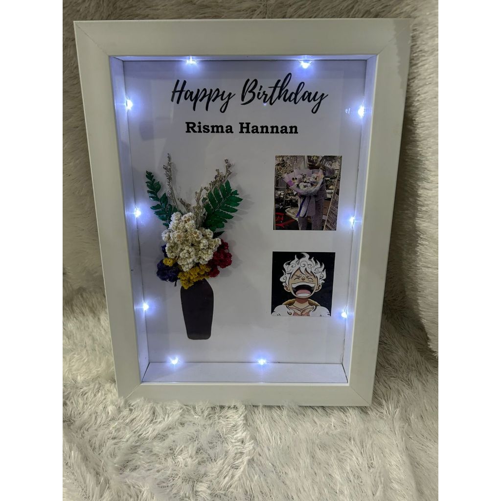 

Hadiah set hadiah kado set kado bingkai type Bouqet in frame – Untuk Wisuda, Valentine, Hadiah Ulang Tahun, Hari Ibu, Hari guru, anniversary, lamaran, pernikahan, weeding, hadiah kelulusan, hadiah Wanita, hadiah pria