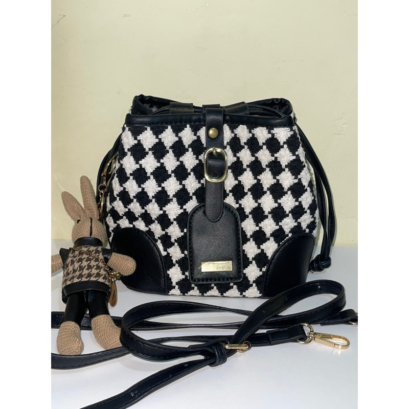 Tas Fashion Mini Bucket Kotak-kotak hitam putih dengan Gantungan Beruang