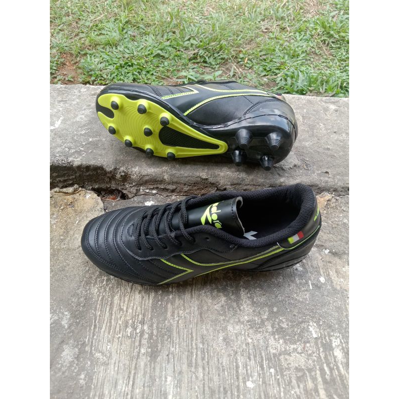 Sepatu bola Diadora kulit sapi asli outsole sudah dijahit keliling