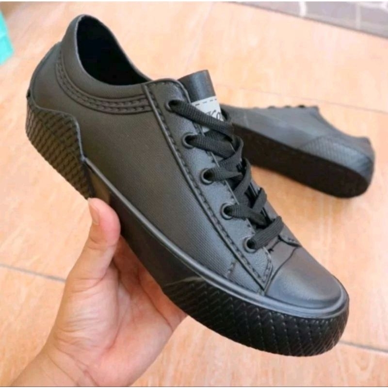 sepatu karet full hitam komin , sepatu karet anti air, sepatu sneakers hitam