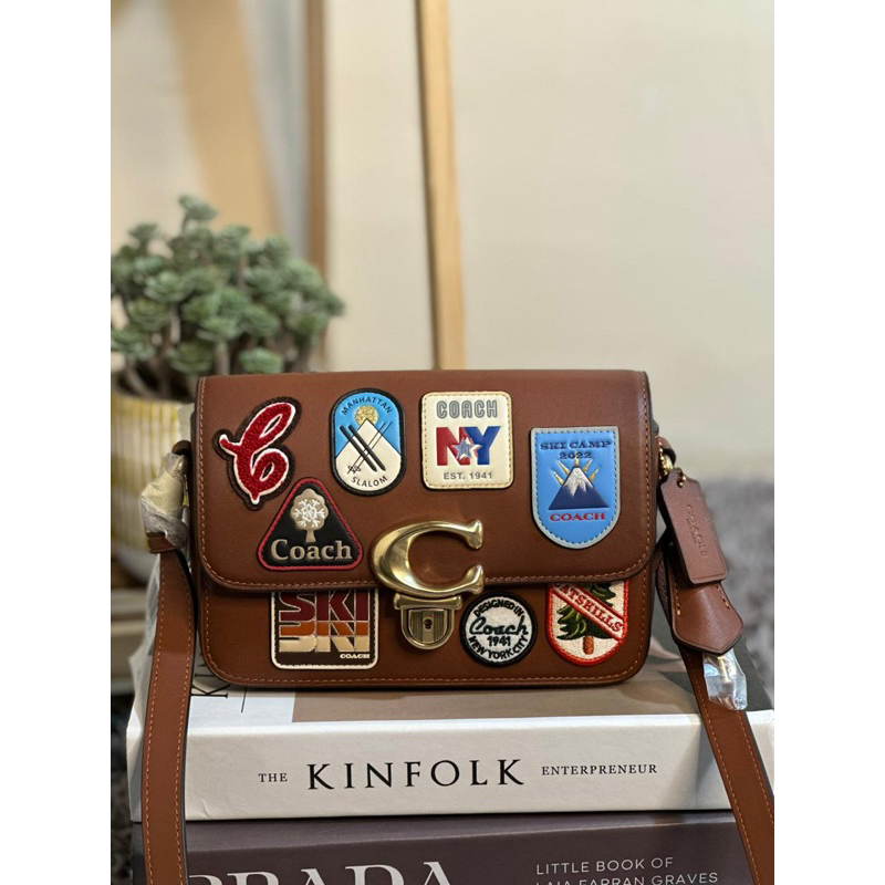 Studio shoulder bag 19 with patches saddle