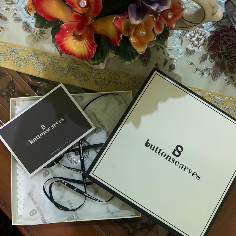 preloved • buttonscarves box polos