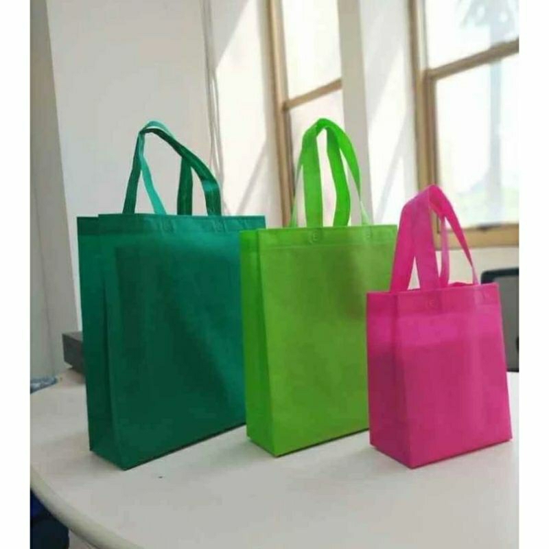 

( 12 pcs ) Goodie bag tas spunbond BOX STANDING 25x35x10 cm , tas souvenir,tas ulang tahun anak ,tas hajatan