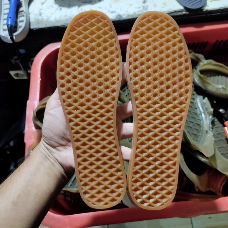 Outsole Waffle Sepatu Vans Warna Gum & Hitam
