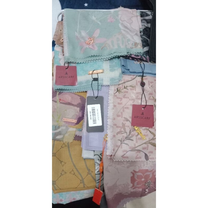 Preloved scarf hidahasan zytadelia wearing klamby aleza scoopncone jenahara yarashima