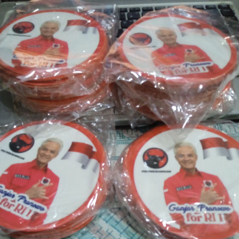 

Stiker Ganjar For Presiden.Rp.250/pcs. Bulat 10 cm. Langsung Kirim. isi 100pcs