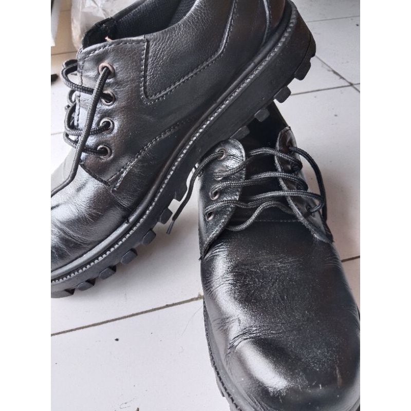 sepatu safety second