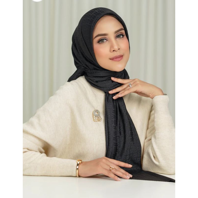 Tapis embossed buttonscarves