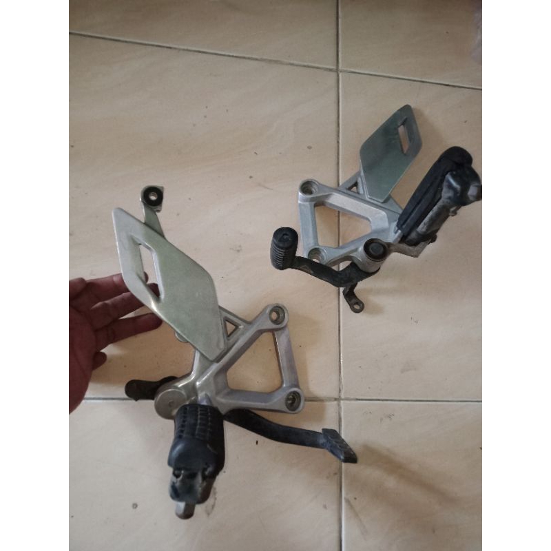Postep Footstep Dudukan pijakan kaki depan kanan kiri Honda CBR 150 FI CBU Thailand ori