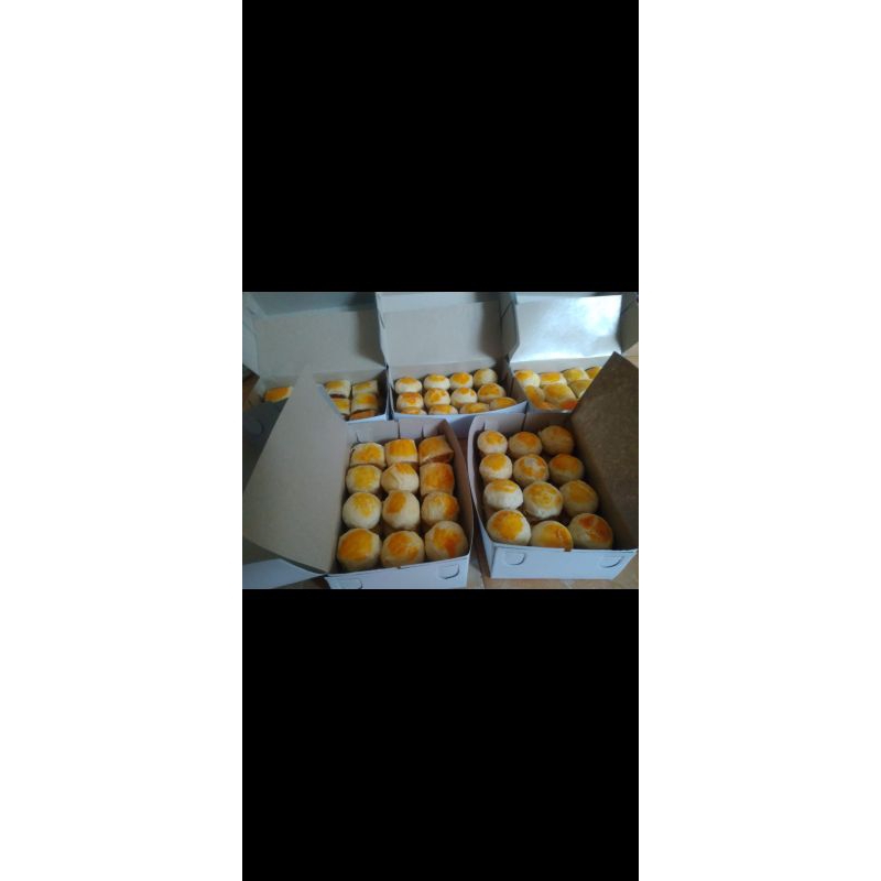 

Paket Bakpia isi 12 + 10 + 6 ( 3 box)