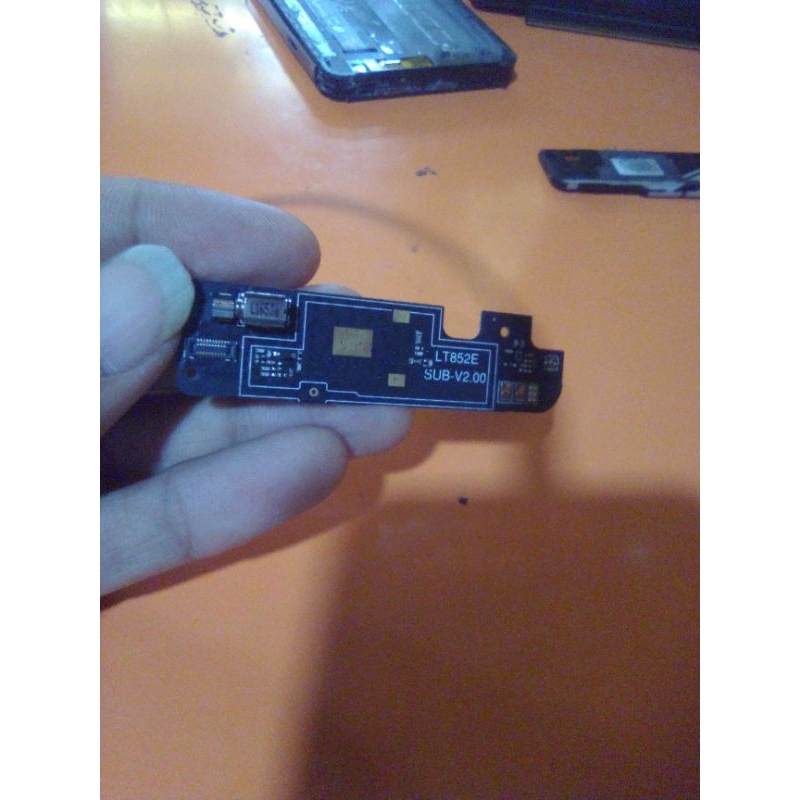 papan PCB konektor charger hisense C20 kingkong 2 bekas original