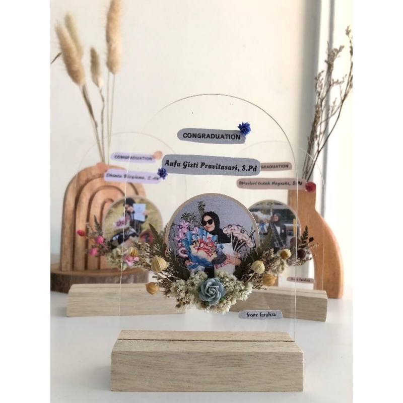 gift akrilik A6 lengkung happy graduation