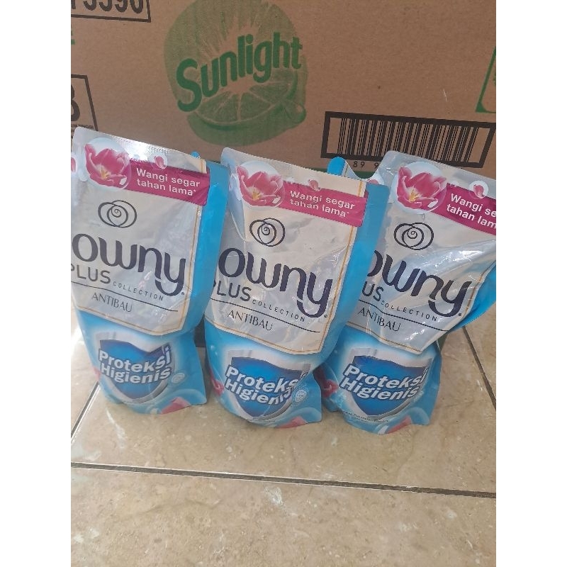 downy pewangi pakaian refill 550ml