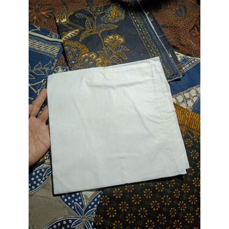 Sepaket udeng batik dan putih