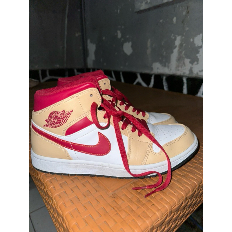 Jordan 1 Mid Beige white red