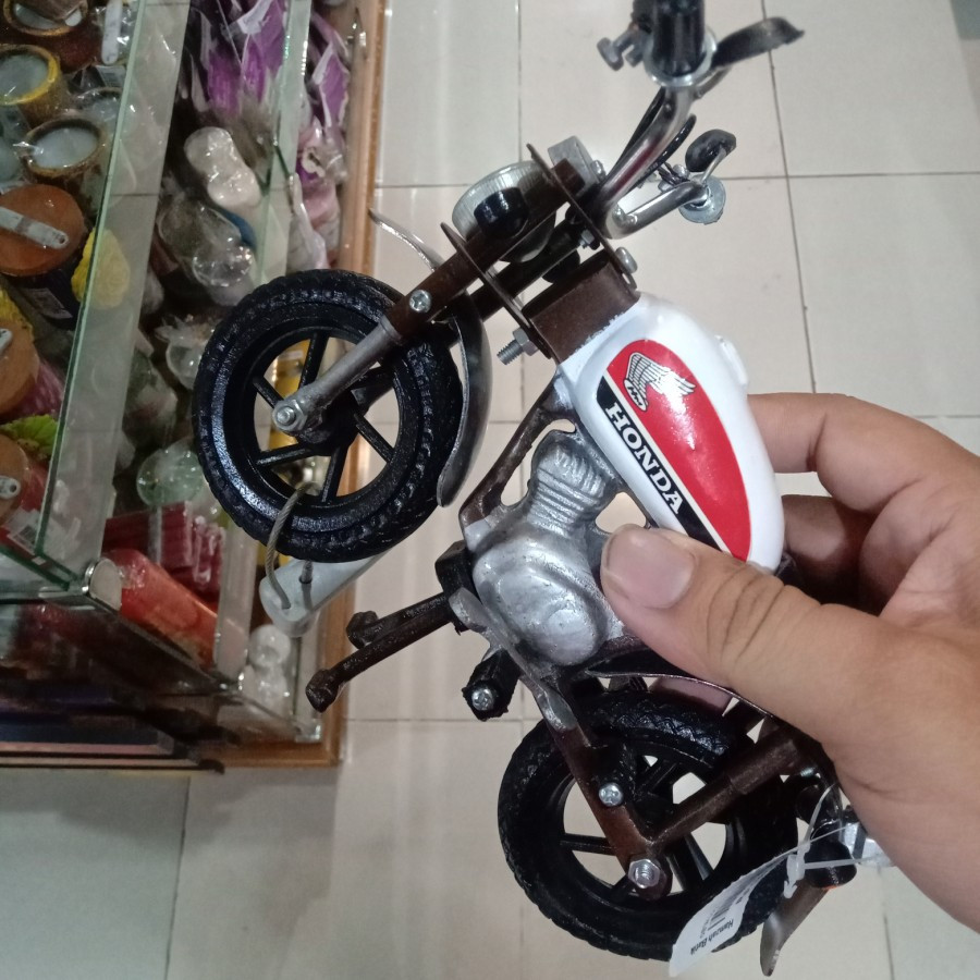 pajangan motor unik honda monkey