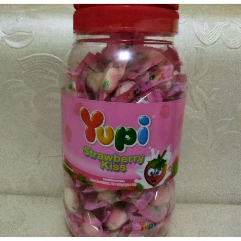 

YUPI STRAWBERRY KISS KEMASAN JAR / YUPI STRAWBERRY KISS / PERMEN YUPI / YUPI