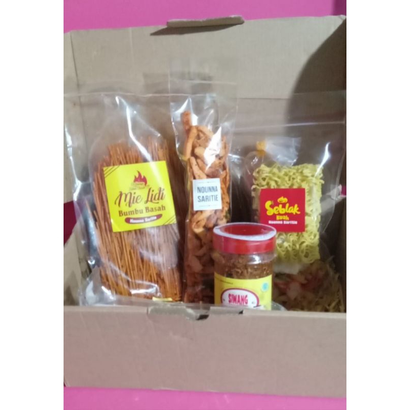 

Hampers Snack pedas mantul Nounna saritie