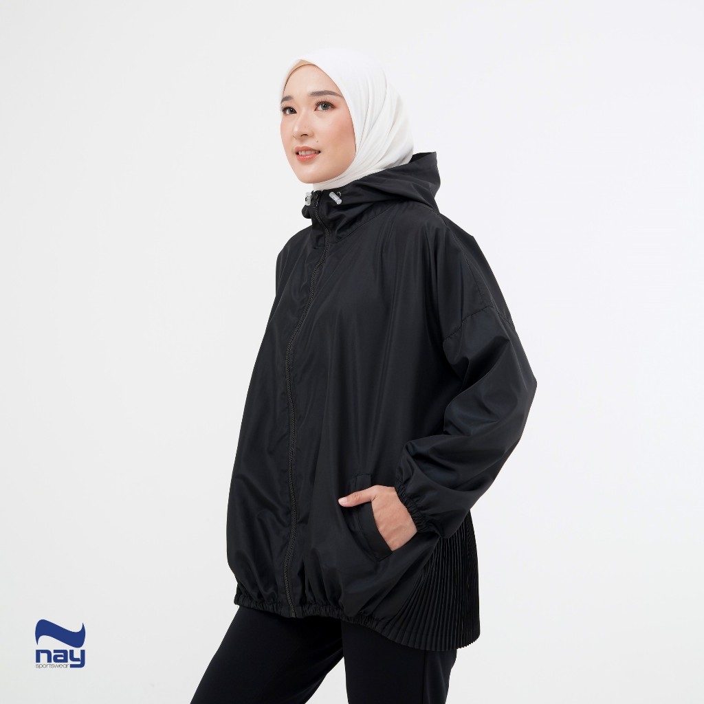 Jacket Olahraga Wanita Parasut Oversized - Heera Jacket (Black)
