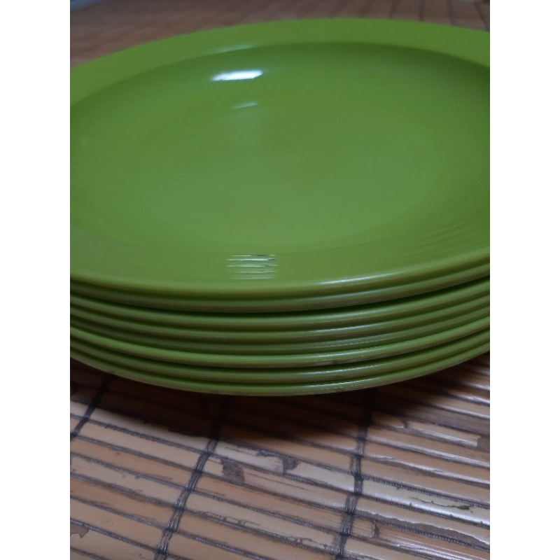 piring tupperware warna hijau ori. paketan jumlah 8 piring.
