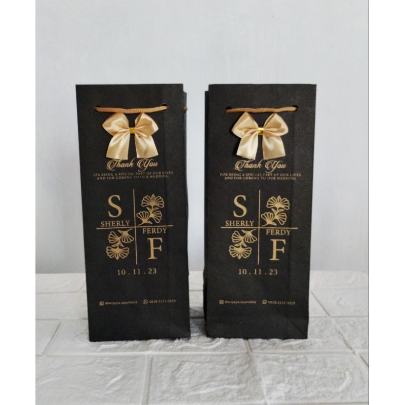 

PAPERBAG BOTOL 10x8x25 SABLON PITA