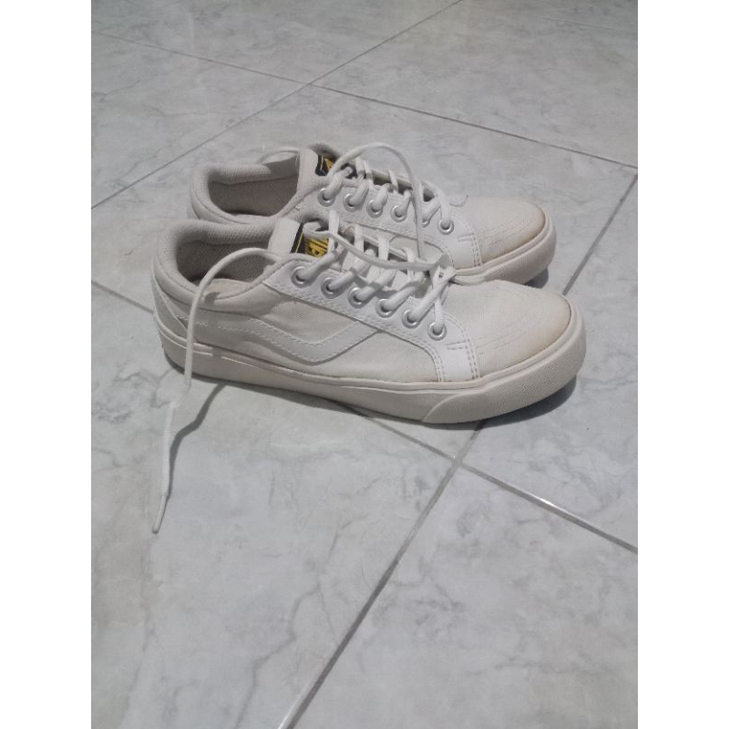 sepatu ventela bekas
