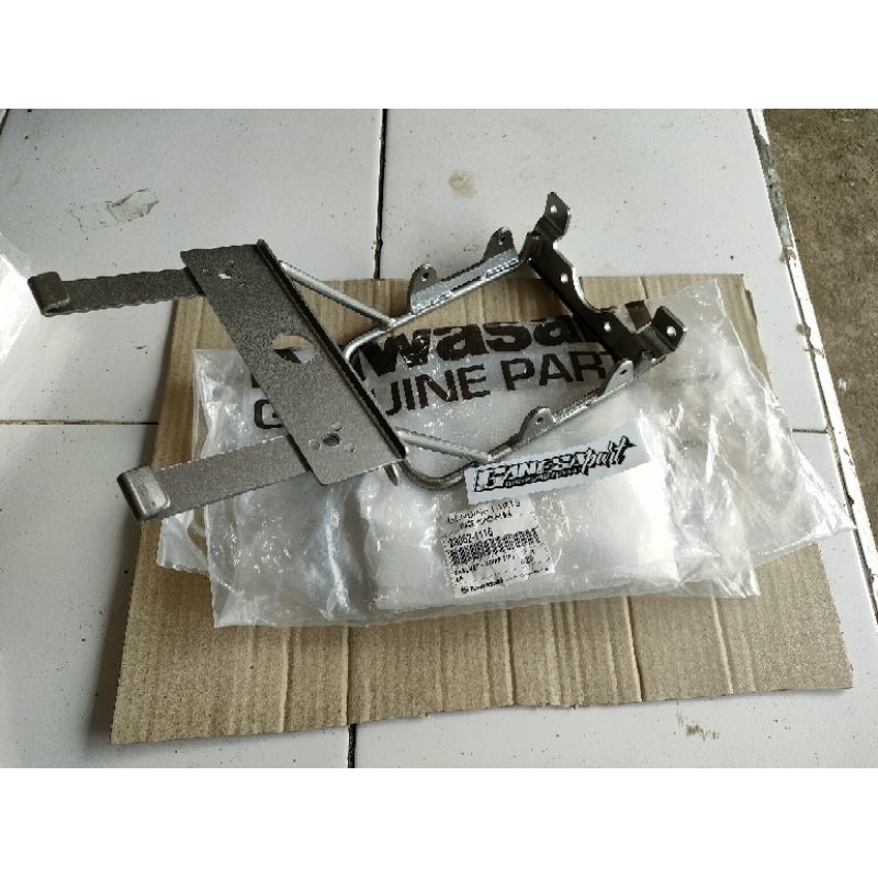 Breket lampu depan ninja 150 R SS KGP 23062-1116 breket kupingan ninja ss ori original
