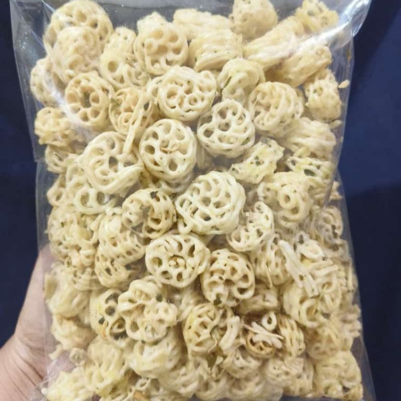 

Kerupuk seblak Rafael kering viral pedas & asin daun jeruk