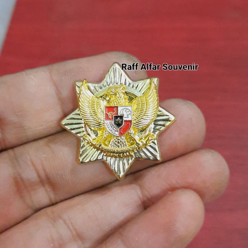 Pin garuda pancasila model psang di kerah baju - pin garuda pancasila bintang
