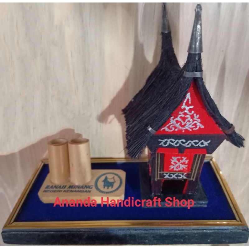miniatur rangkiang rumah gadang