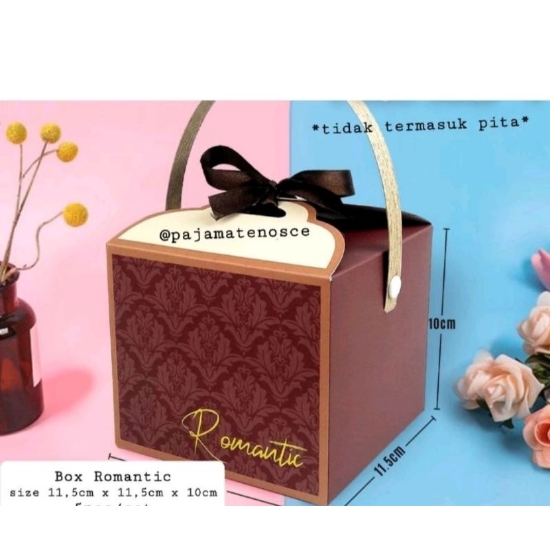 

Kotak Dus Box Tenteng Souvenir Romantic Wedding Nikahan Cookies Permen Cokelat Ulang Tahun Toples Hampers Kado
