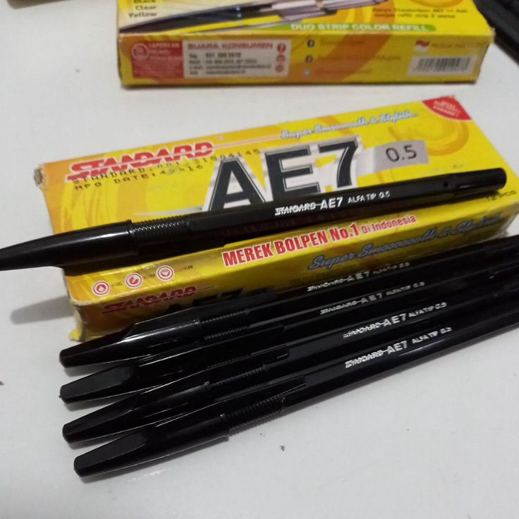 

QMHP9503 Terbaru Pulpen Ballpoint Bollpen Pen Standart AE7 Hitam Isi 12pcs ASLI