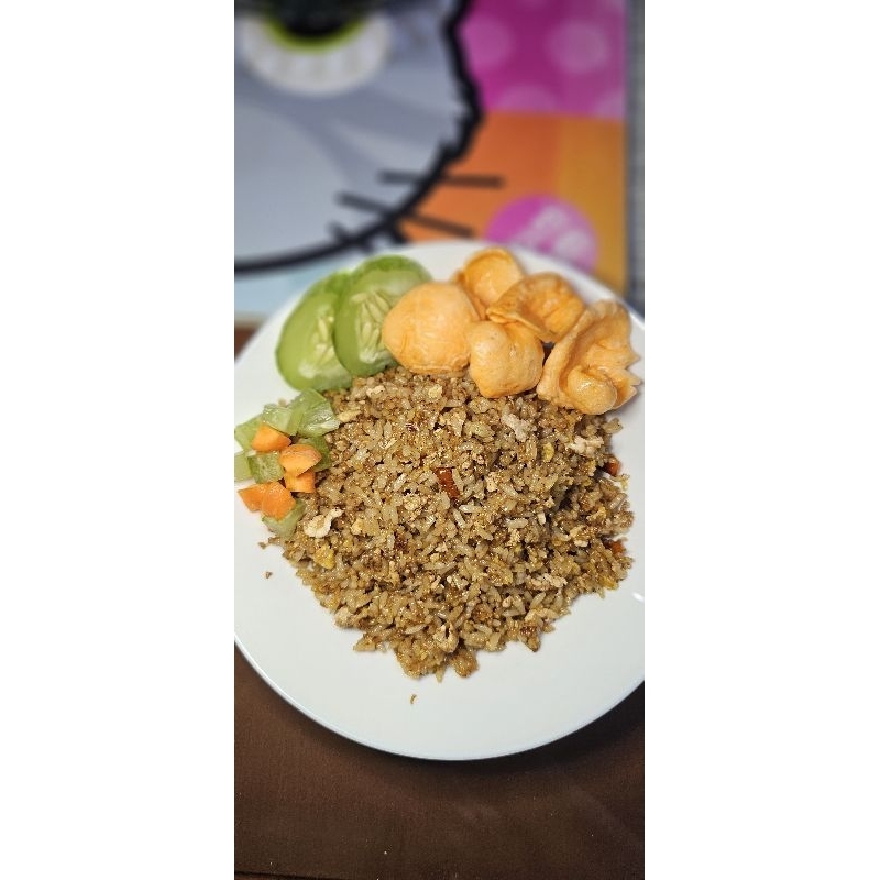 

Nasi goreng kampung + telur + kerupuk + timun + acar.,rasa uenaaakk