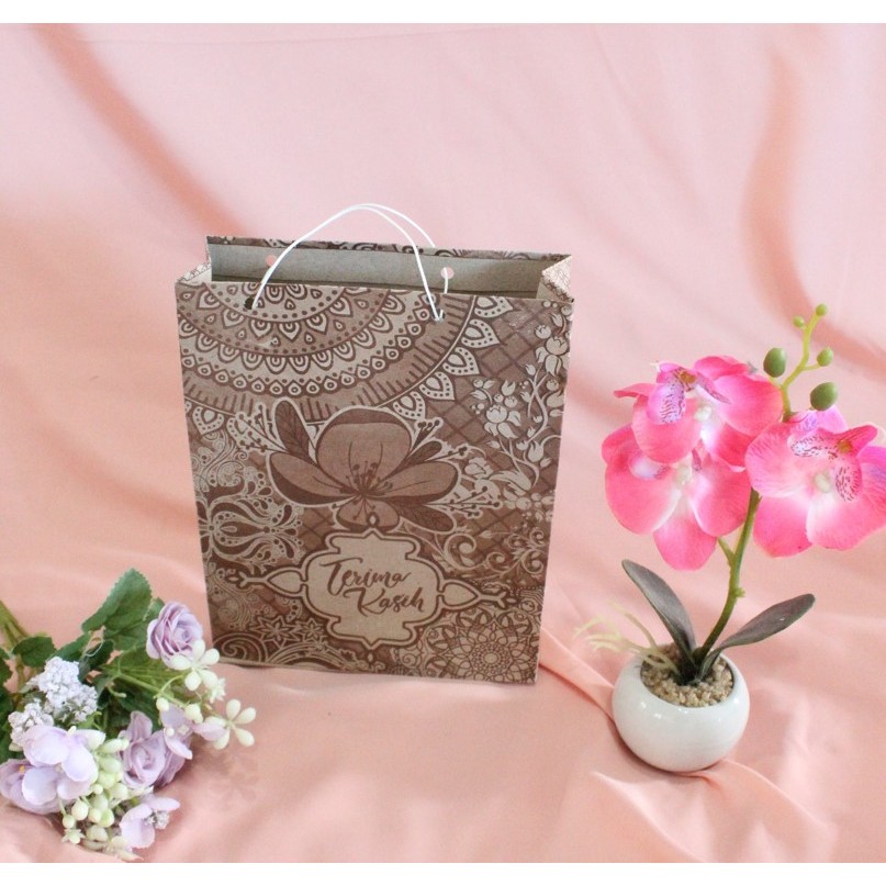 

Tas Kertas Batik - Paper Bag Kado Motif Batik uK 16x5x21 Langsung Kirim