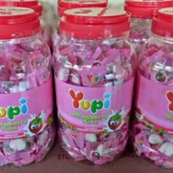 

LLWK1088 Terbaru 3.3 PERMEN YUPI STRAWBERRY KISS JAR / TOPLES - ISI 125-130PCS exp 2024