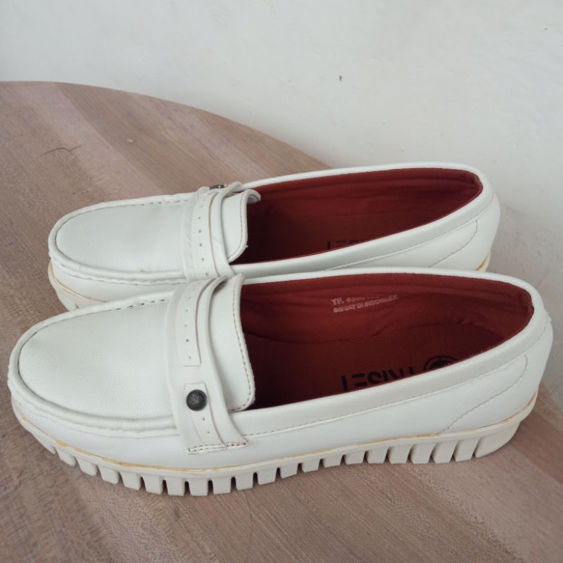 Preloved Sepatu Loafers Triset Wanita Putih