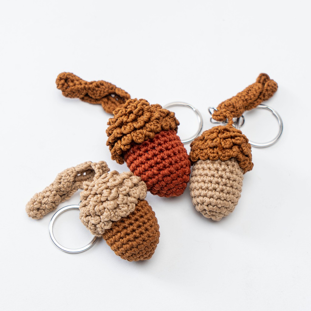 Souvenir Gantungan Kunci Rajut Biji Pohon Ek Amigurumi Acorn