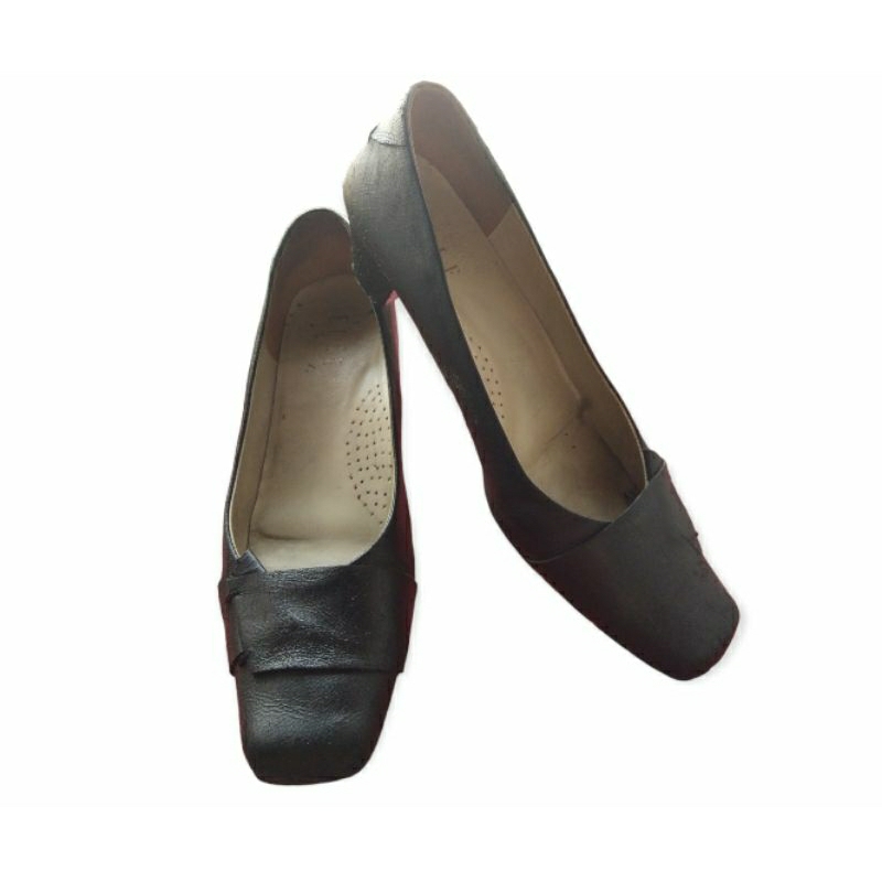 Sepatu Hitam Elle Preloved