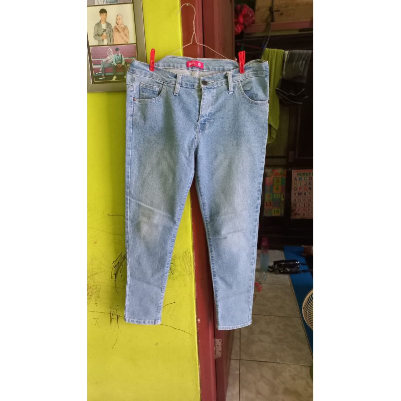 Celana Jeans pensil no 34  by pink JJ Ramayana store (preloved)