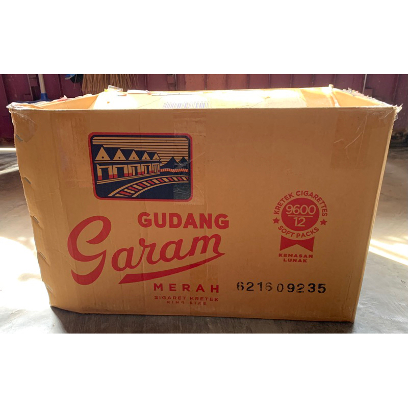 

Kotak kardus besar dan tebal