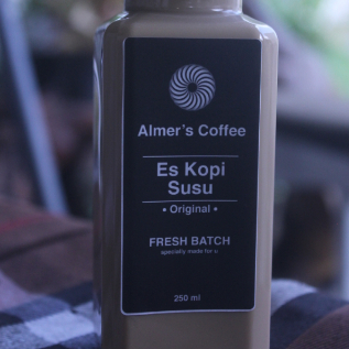 

Es Kopi Susu Original Botol 250 ml / Latte | Almer's Coffee