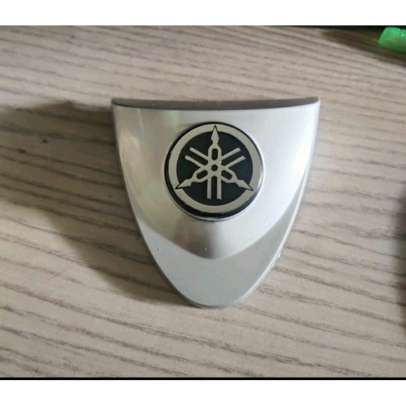 Emblem Logo Panel Depan Yamaha Fiz R Fiz R Hitam Silver